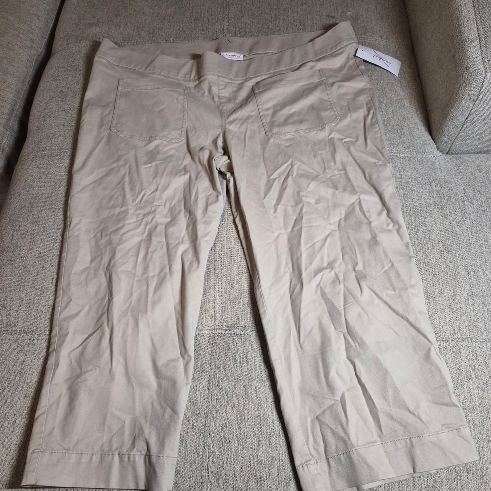 Ingrid + Isabel wide leg cream pants with pockets in the front and back.